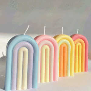 4 velas dispuestas en línea con colores del arcoiris