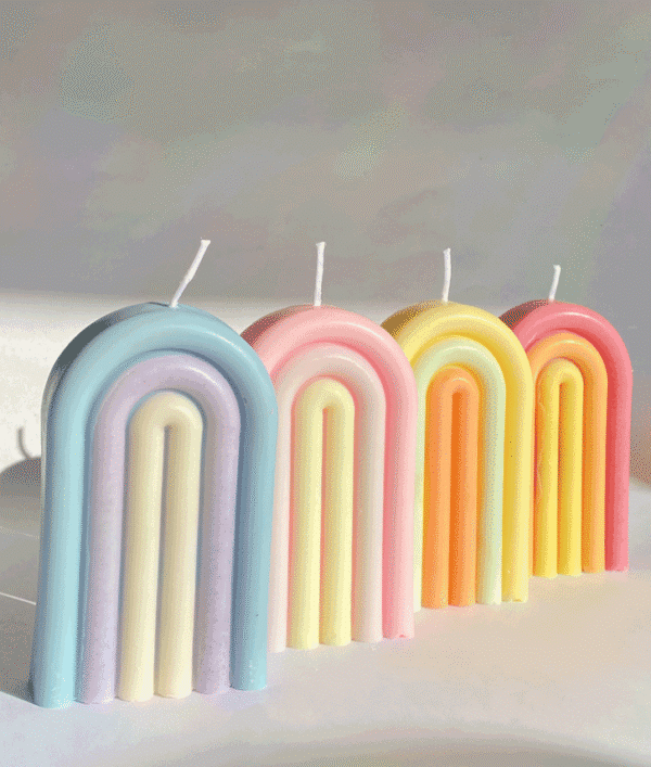 4 velas dispuestas en línea con colores del arcoiris